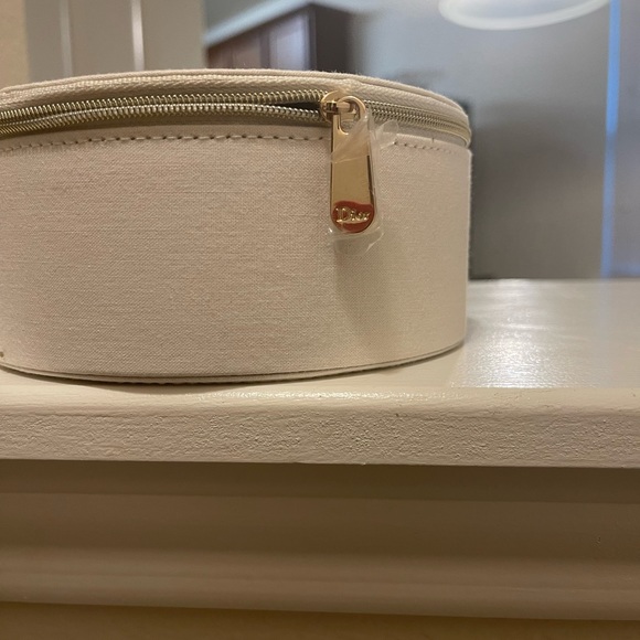 Dior Beauty Travel Case - Picture 6 of 8